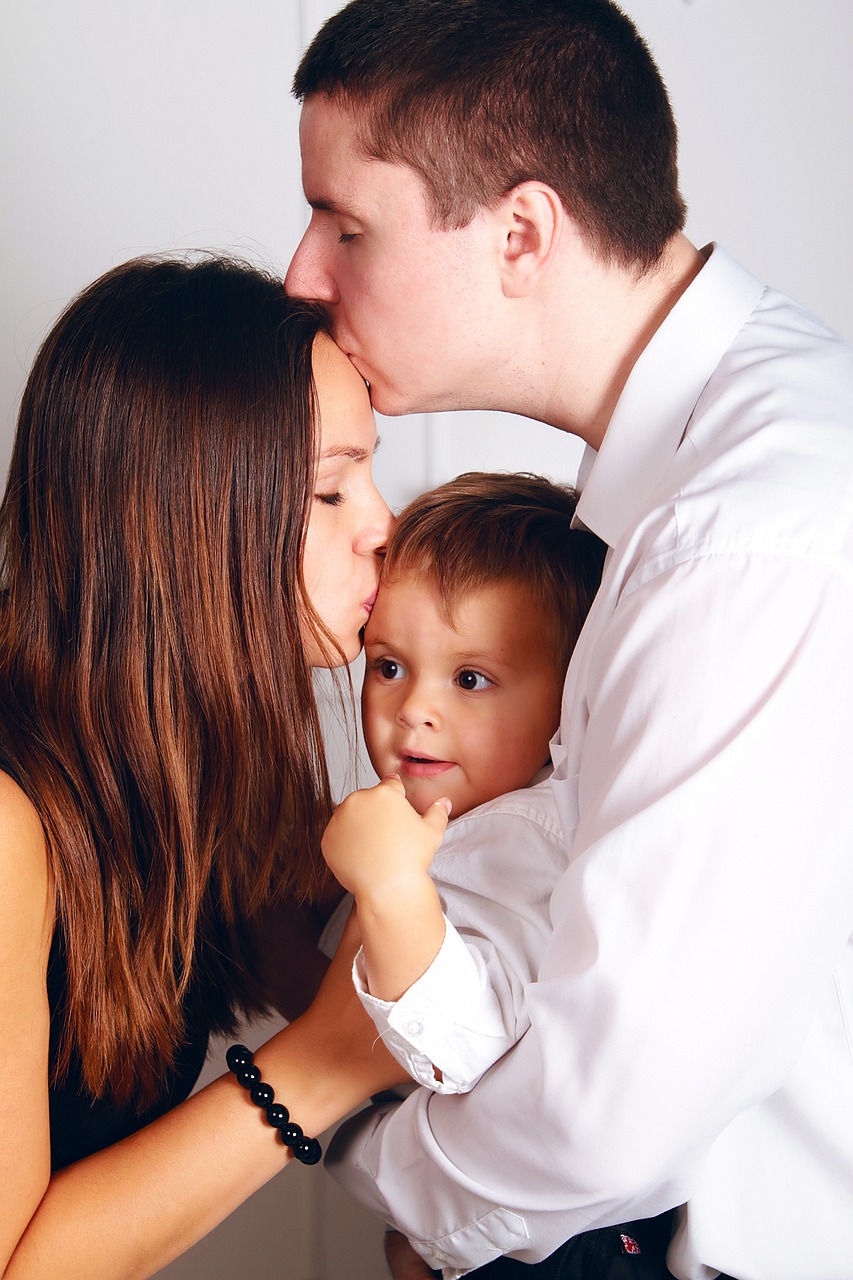 父母内双孕妈供卵生的宝宝会外双吗（妈妈外双,爸爸内双,孕妈供卵生的宝宝会由内双变成外双吗）