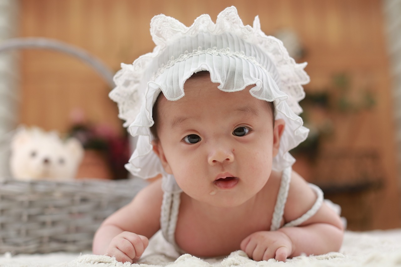 孕妈供卵生的宝宝额头长了很多小点（孕妈供卵生的宝宝额头长很多粒粒）